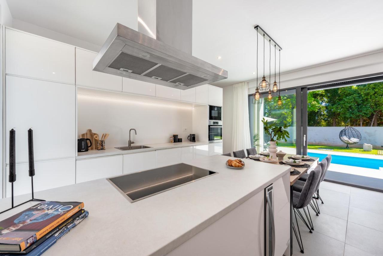 Villa Oasis - Your Luxury Home Away From Home Celopeci Buitenkant foto