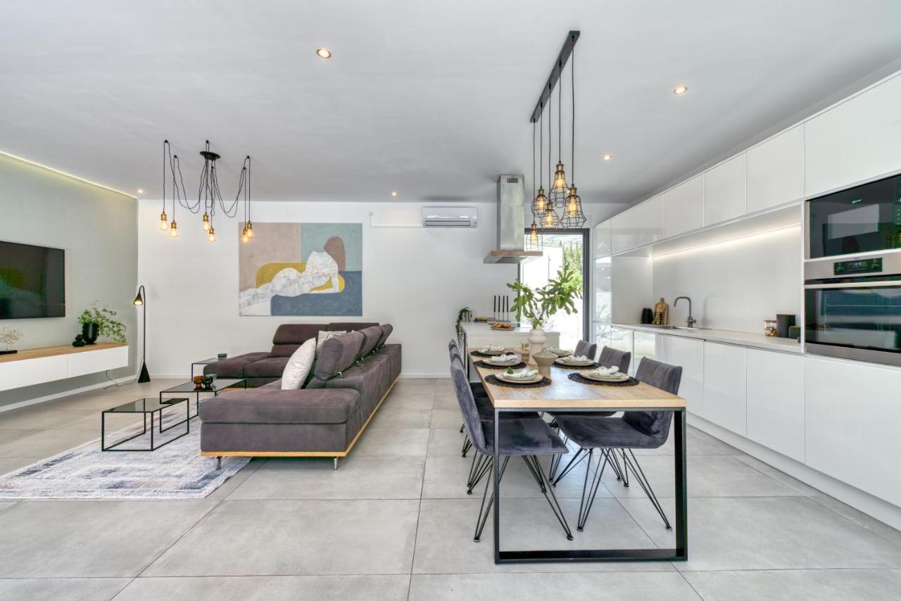 Villa Oasis - Your Luxury Home Away From Home Celopeci Buitenkant foto